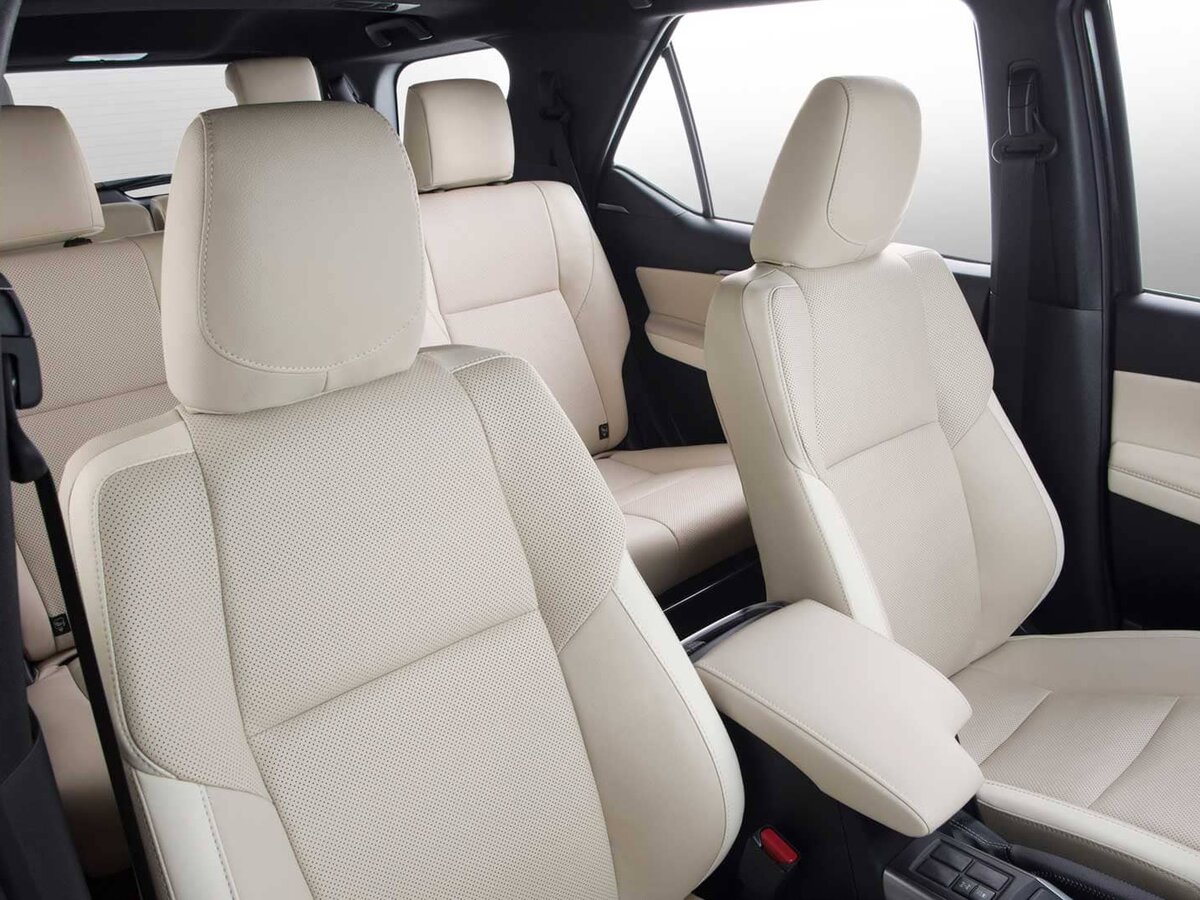 Bancos em couro bege perfurado do Toyota SW4 Diamond